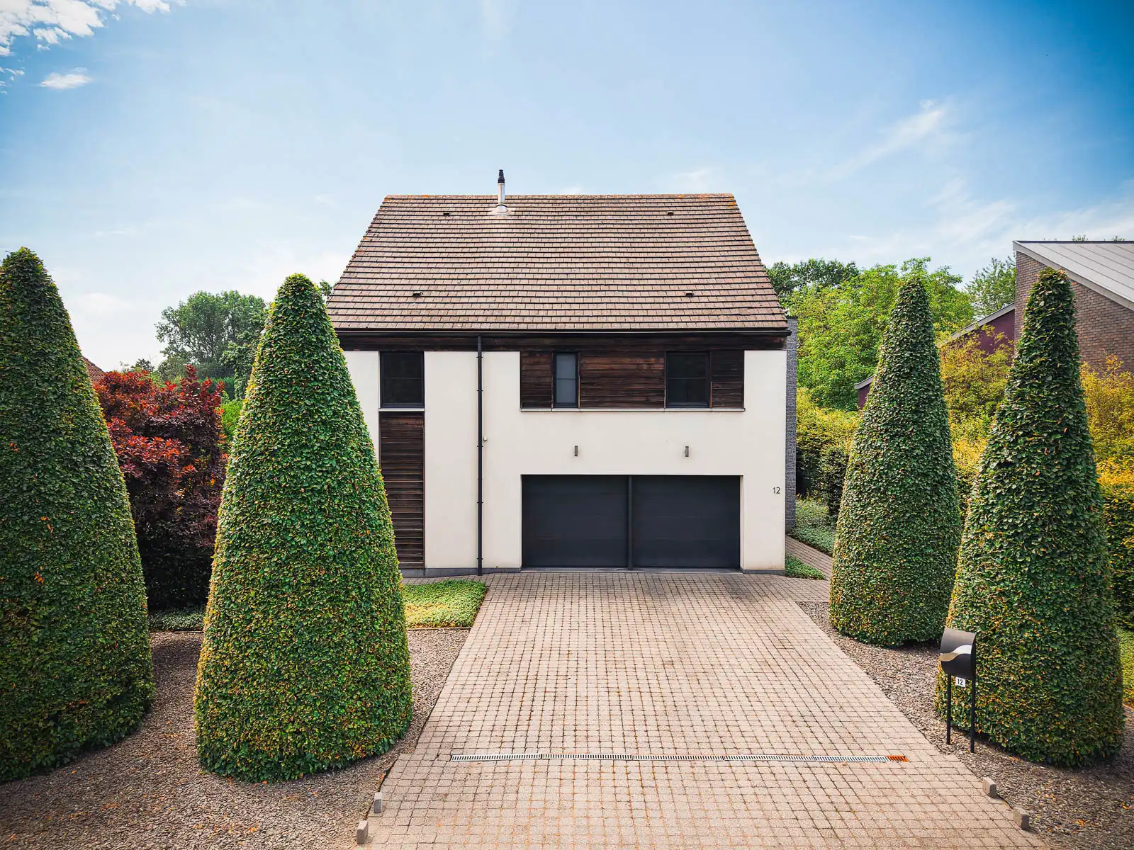 Stijlvolle, eigentijdse woning op een ruim perceel foto {{pictureIndex}}