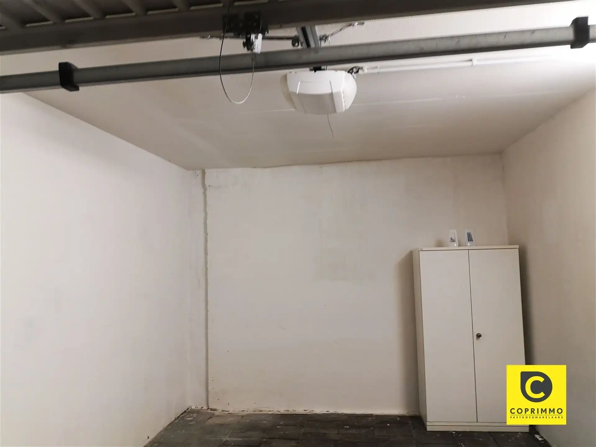 Garagebox met elektrische poort! foto 4
