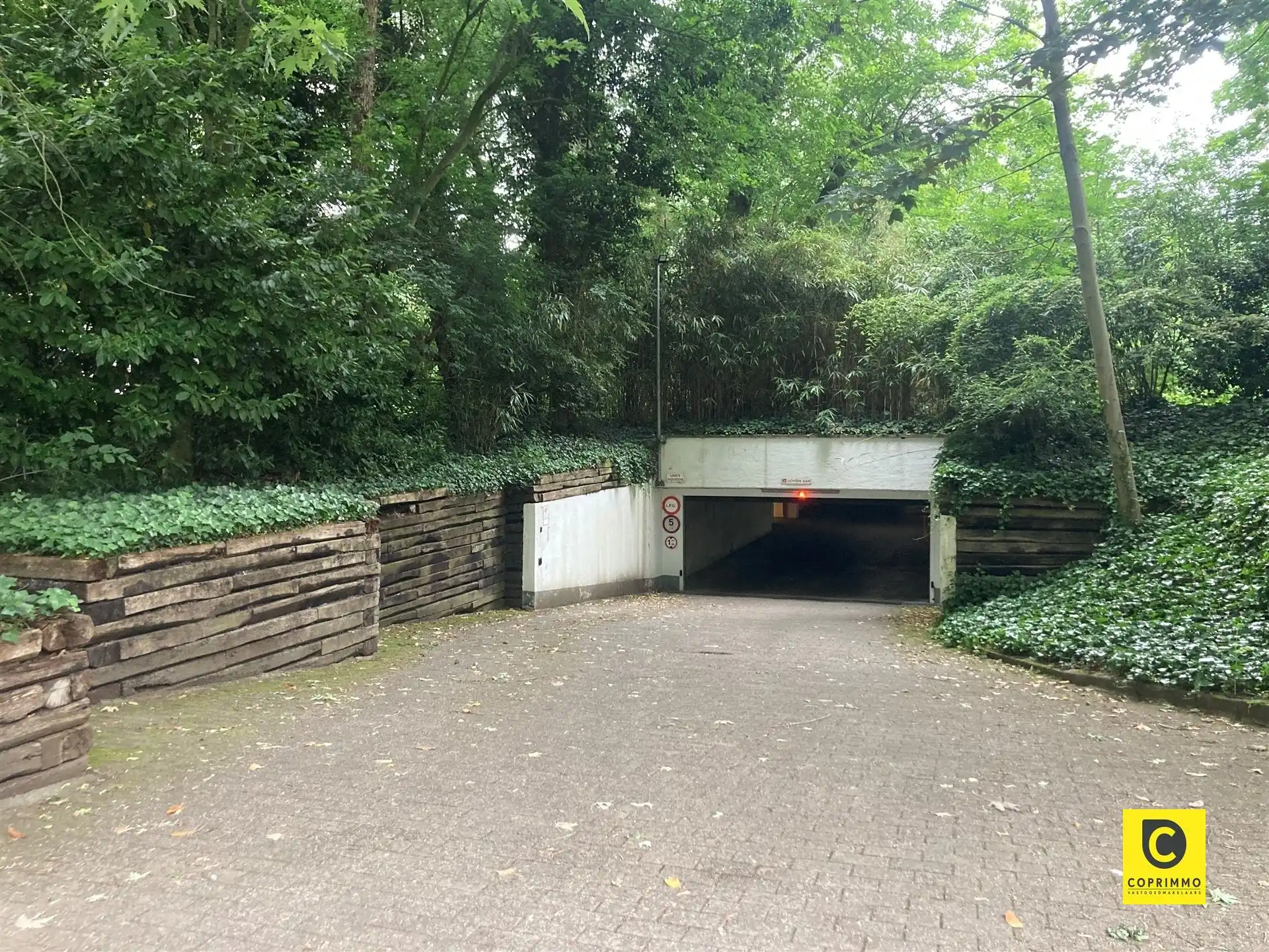 Garagebox met elektrische poort! foto 4