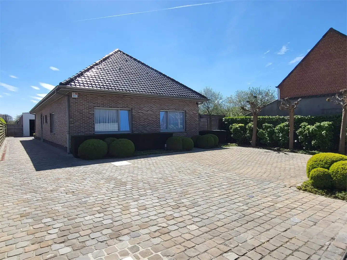 Deze ruime en uitstekend onderhouden villa-bungalow op een perceel van 1.264 m² combineert comfort, functionaliteit en een aangename woonbeleving met een zuidgericht terras en een prachtig aangelegde tuin met zwembad en badhuis. foto 35