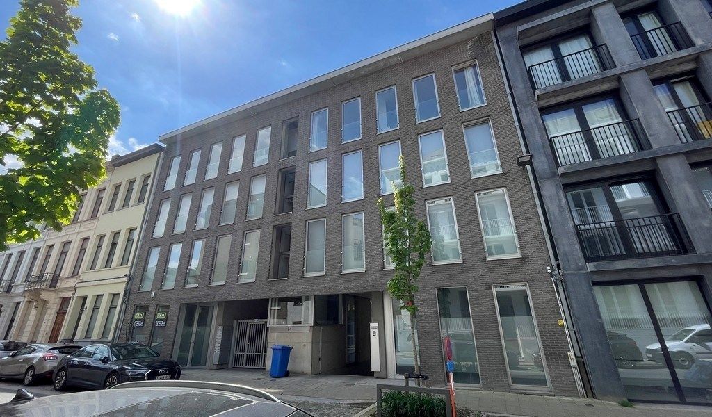 Gelijkvloers kantoor te huur aan het Zuid in Antwerpen foto {{pictureIndex}}