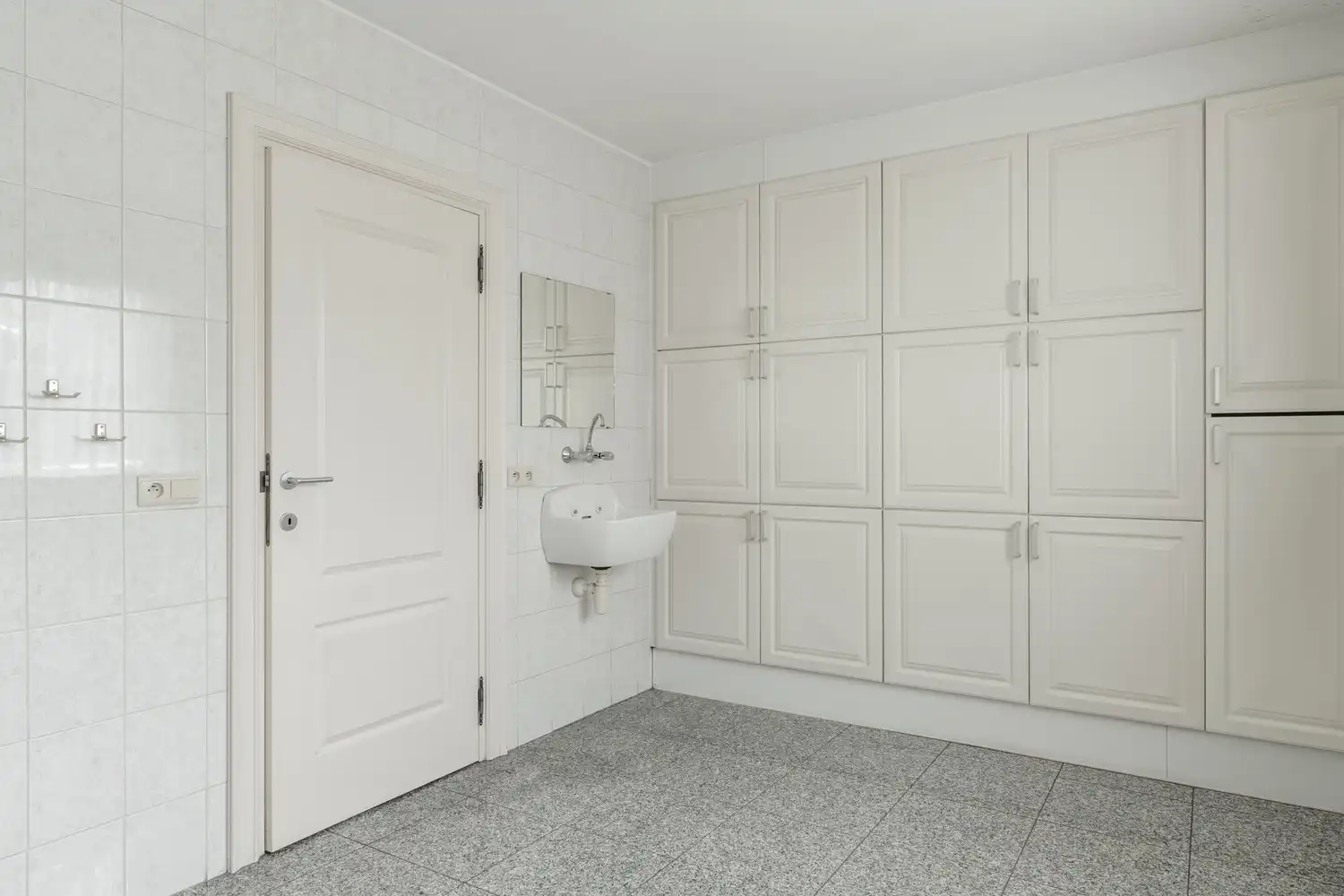 BEDRIJFSPAND MET CONCIERGEWONING foto {{pictureIndex}}