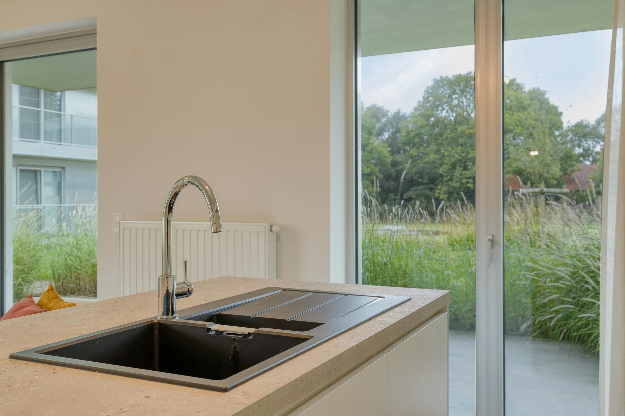 Instapklaar appartement in parktuin nabij hartje Roeselare! foto 11