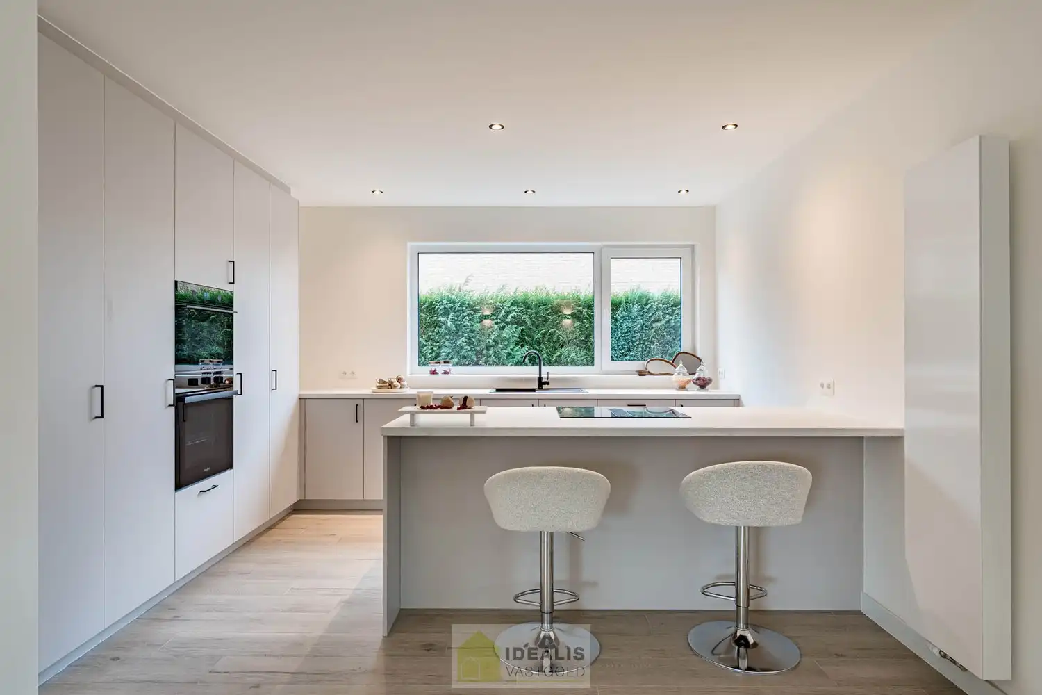 Schitterend volledig vernieuwde woning met een heerlijke open leefruimte, luxe keuken, 3 ruime slaapkamers, een ruime luxueuze badkamer én een apart bureel foto 15