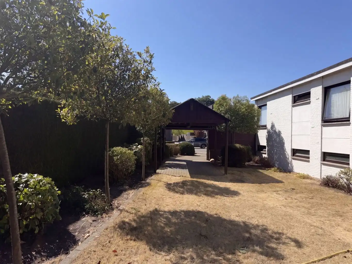 Vrijstaande splitlevelwoning met 3 (+1)slaapkamers, inpandige garage en carport, overdekt terras en omheinde tuin, gunstig gelegen nabij het centrum van Maaseik. foto 23