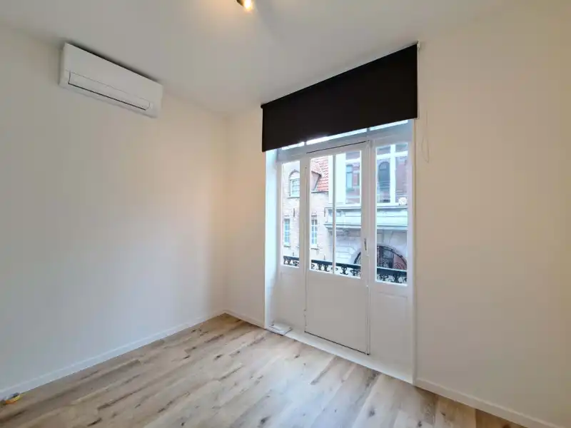 Vernieuwd 1-slaapkamerappartement met Terras te huur in Brugge foto 7