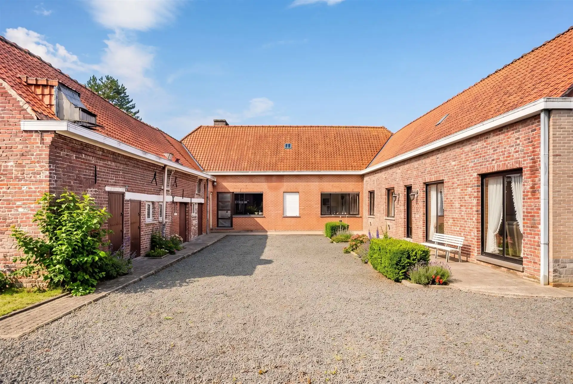 Op te frissen vierkantshoeve op 2.810 m² te Ronse foto 2