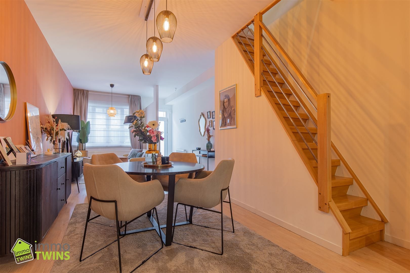 In een rustige maar toch centraal gelegen straat ontdekken we deze volledig instapklare, verrassend ruime en bijzonder energiezuinige woning foto 9