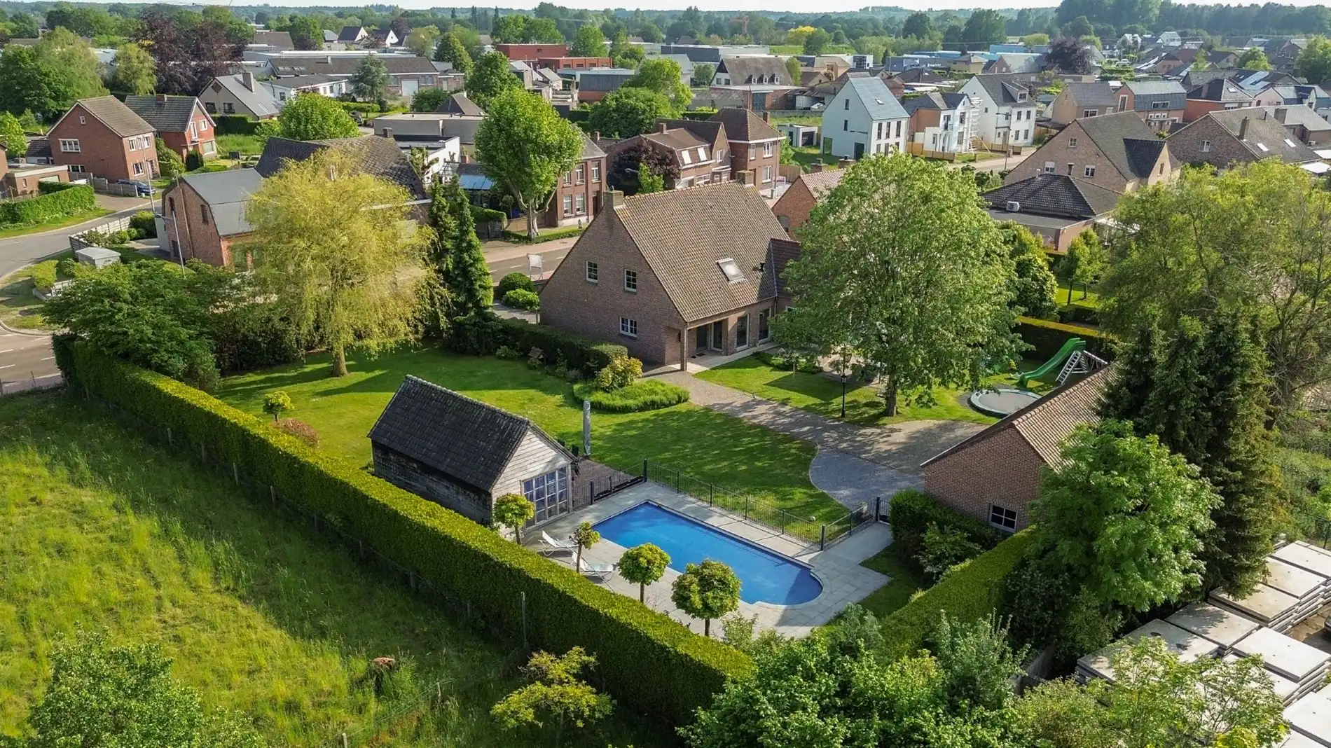 Prachtige ruime villa met naastliggende bouwgrond! foto {{pictureIndex}}