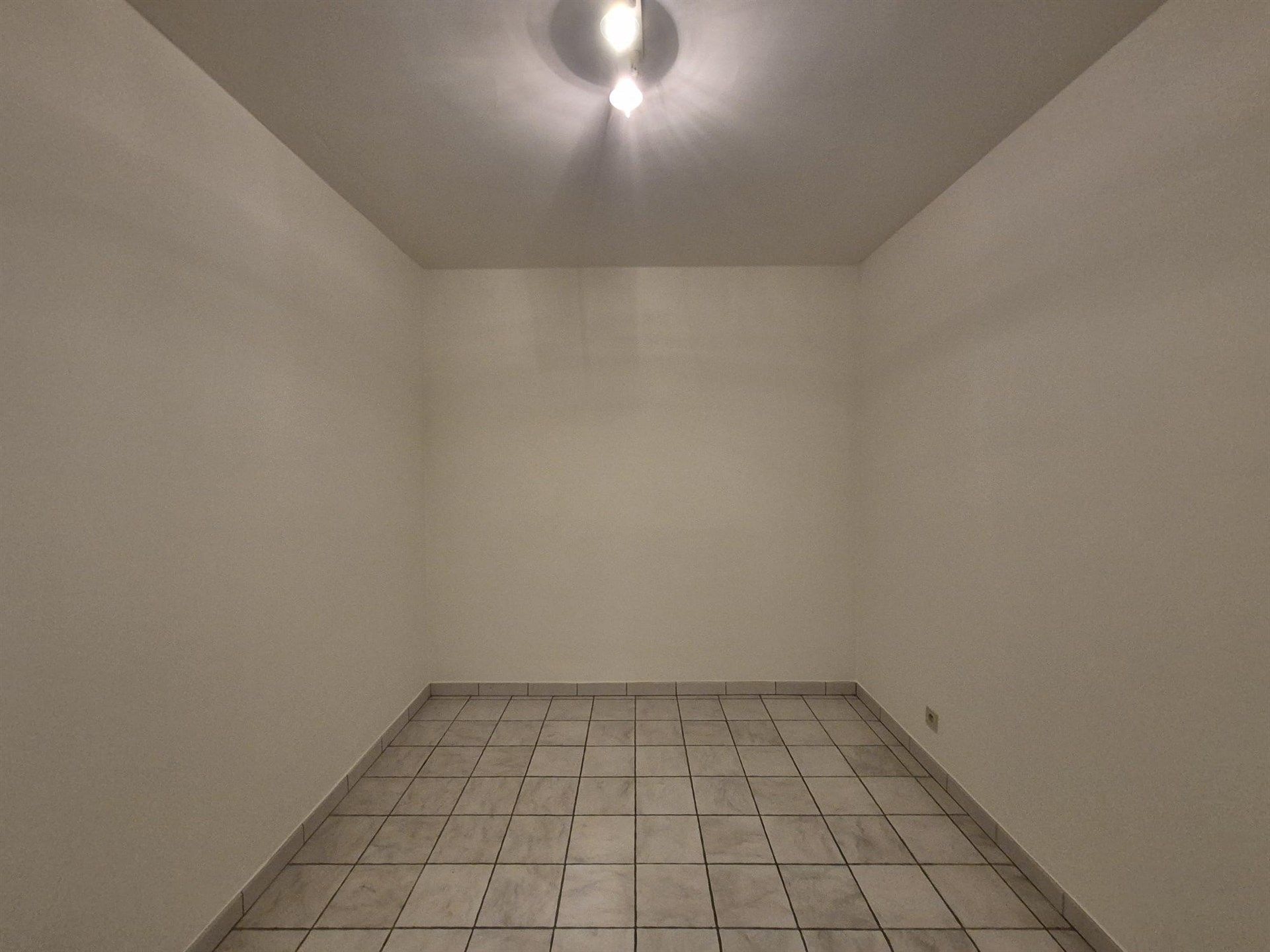 Opgeknapt 1-slaapkamer appartement op de eerste verdieping. foto 17