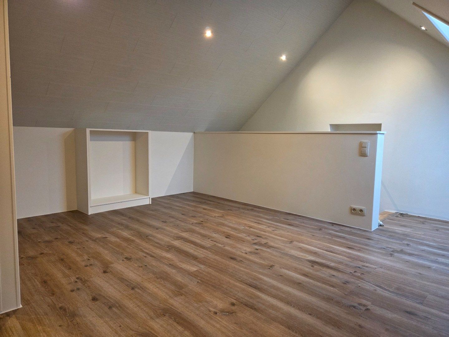 Woning met 3 slpks, schuur met 3 stallen en weiland op 2.288 m² nabij Geel-centrum ! foto 12