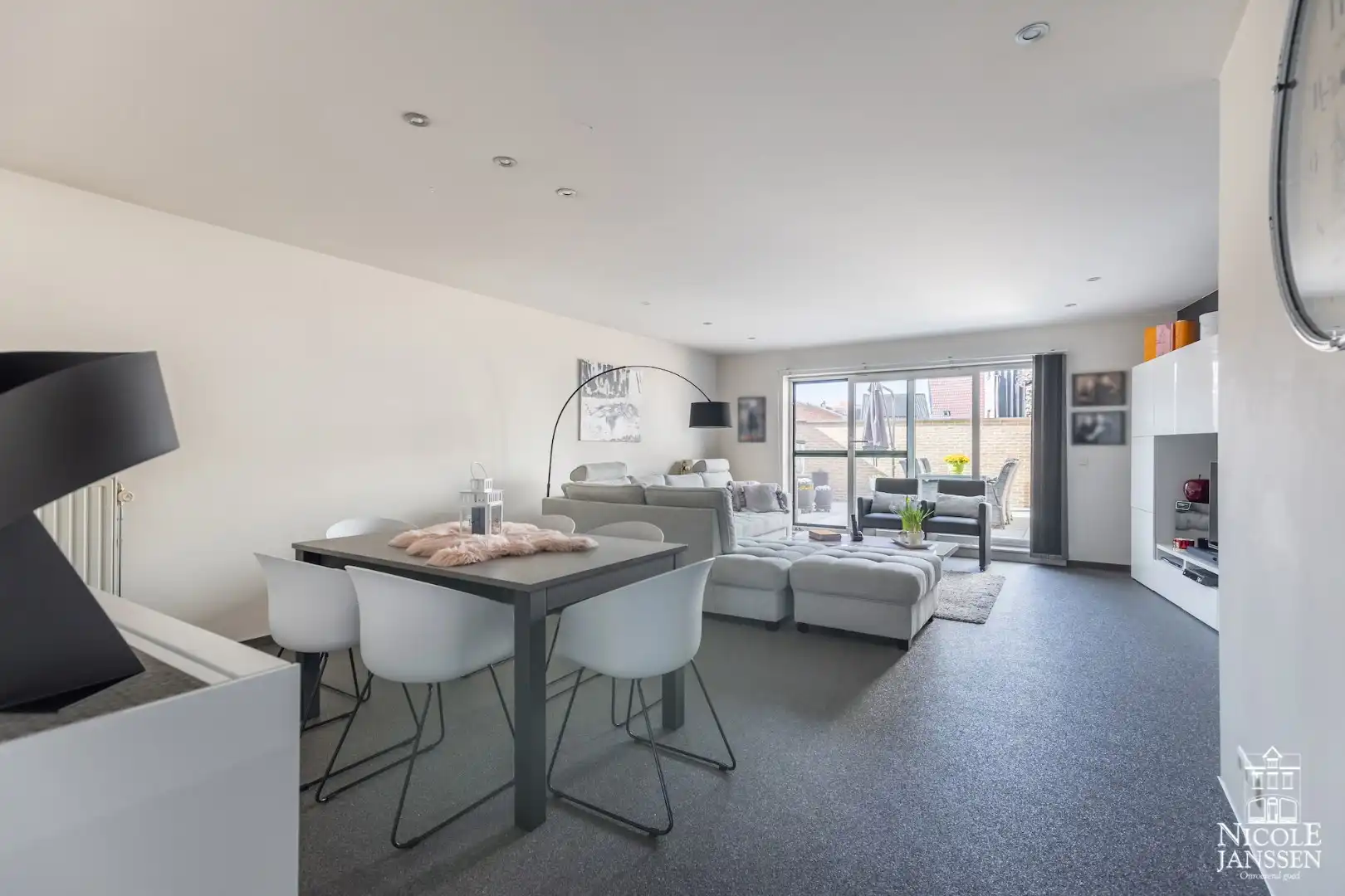 Zeer centraal gelegen en ruim ingedeeld duplex-appartement met mooi terras en garage foto 5