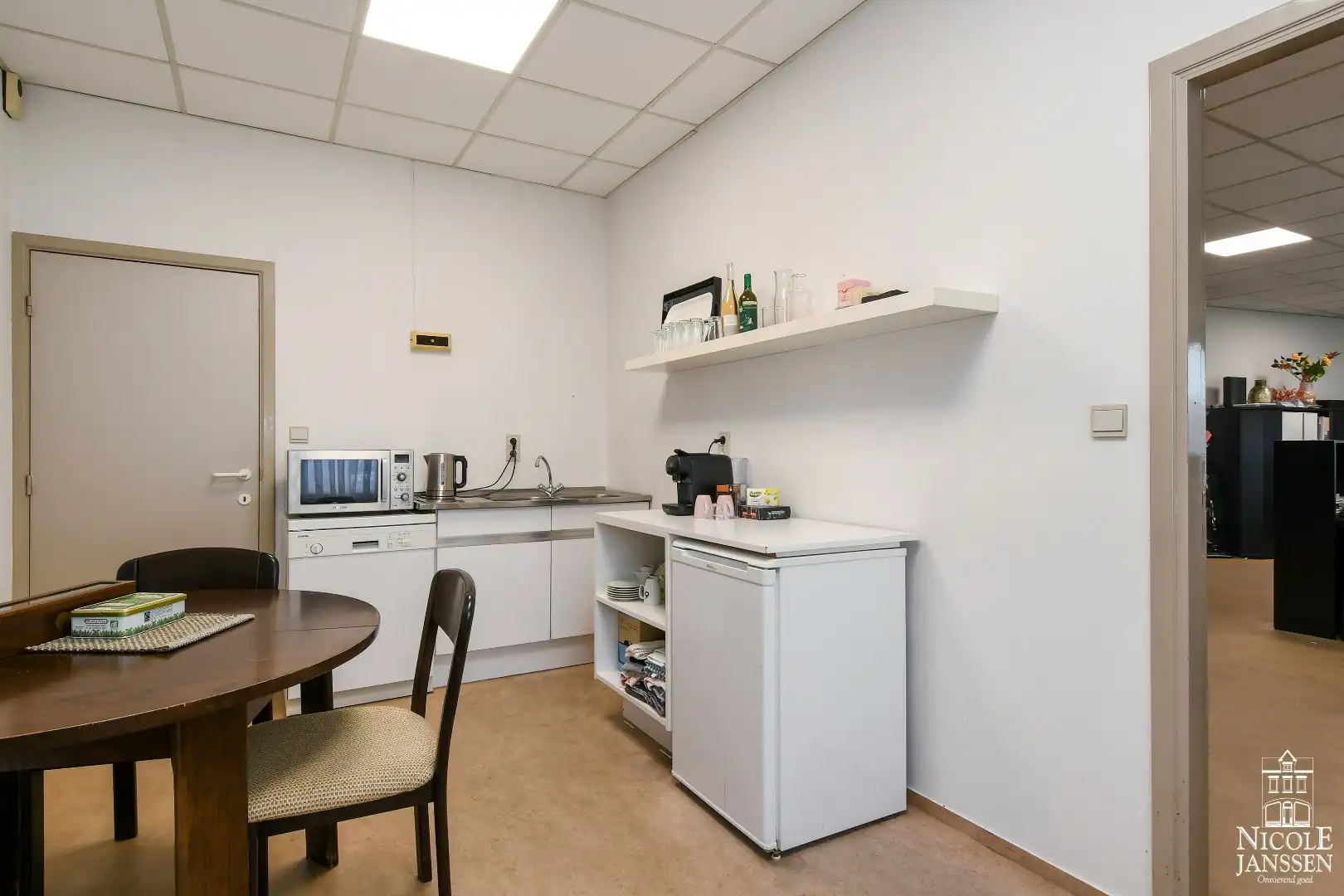 Ruim en luchtig handelspand van ca. 1050m² foto 21