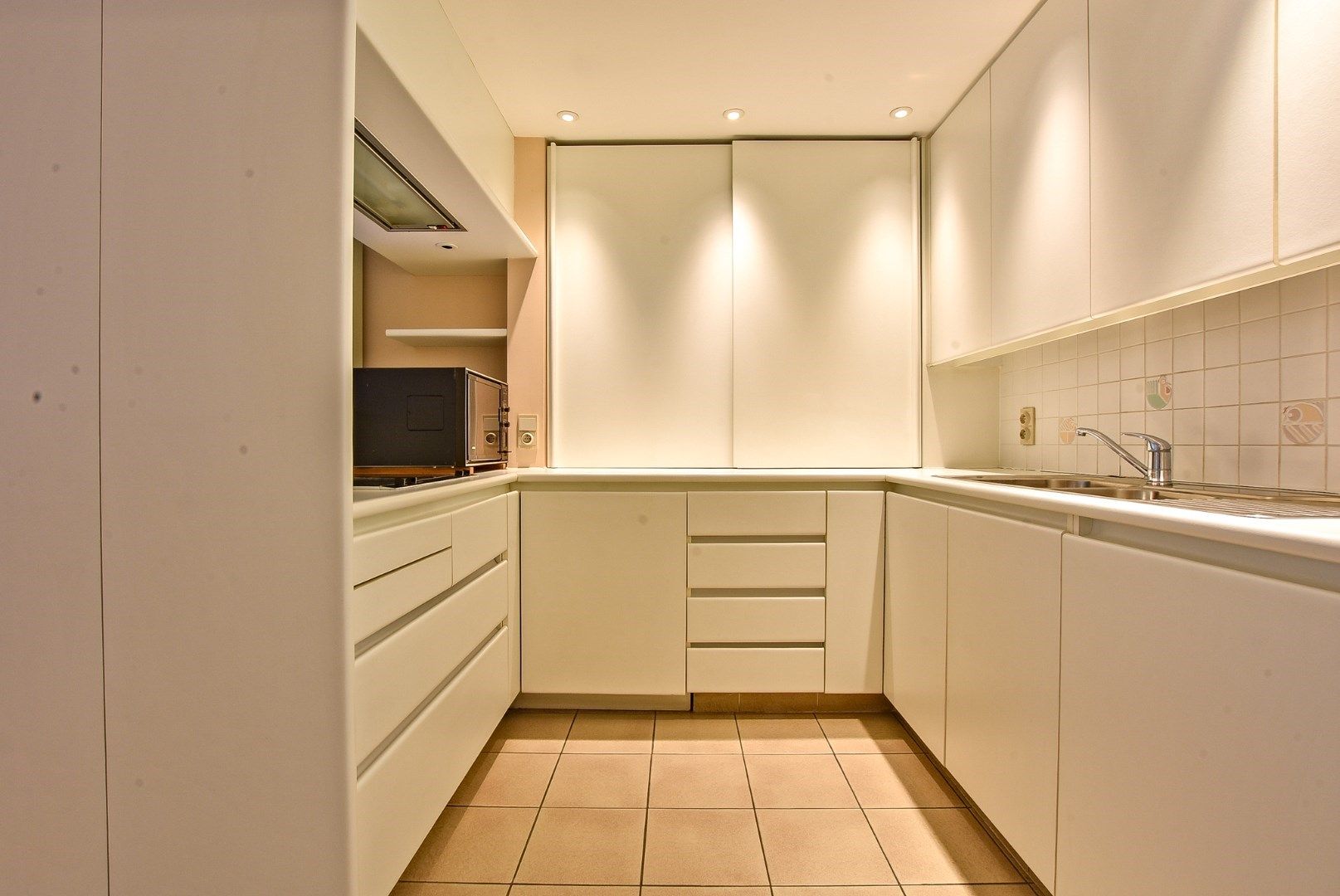 Ruim gelijkvloers appartement (127 m²) met tuin (30 m²) en 2 slaapkamers in hartje Nieuwpoort-stad foto 7