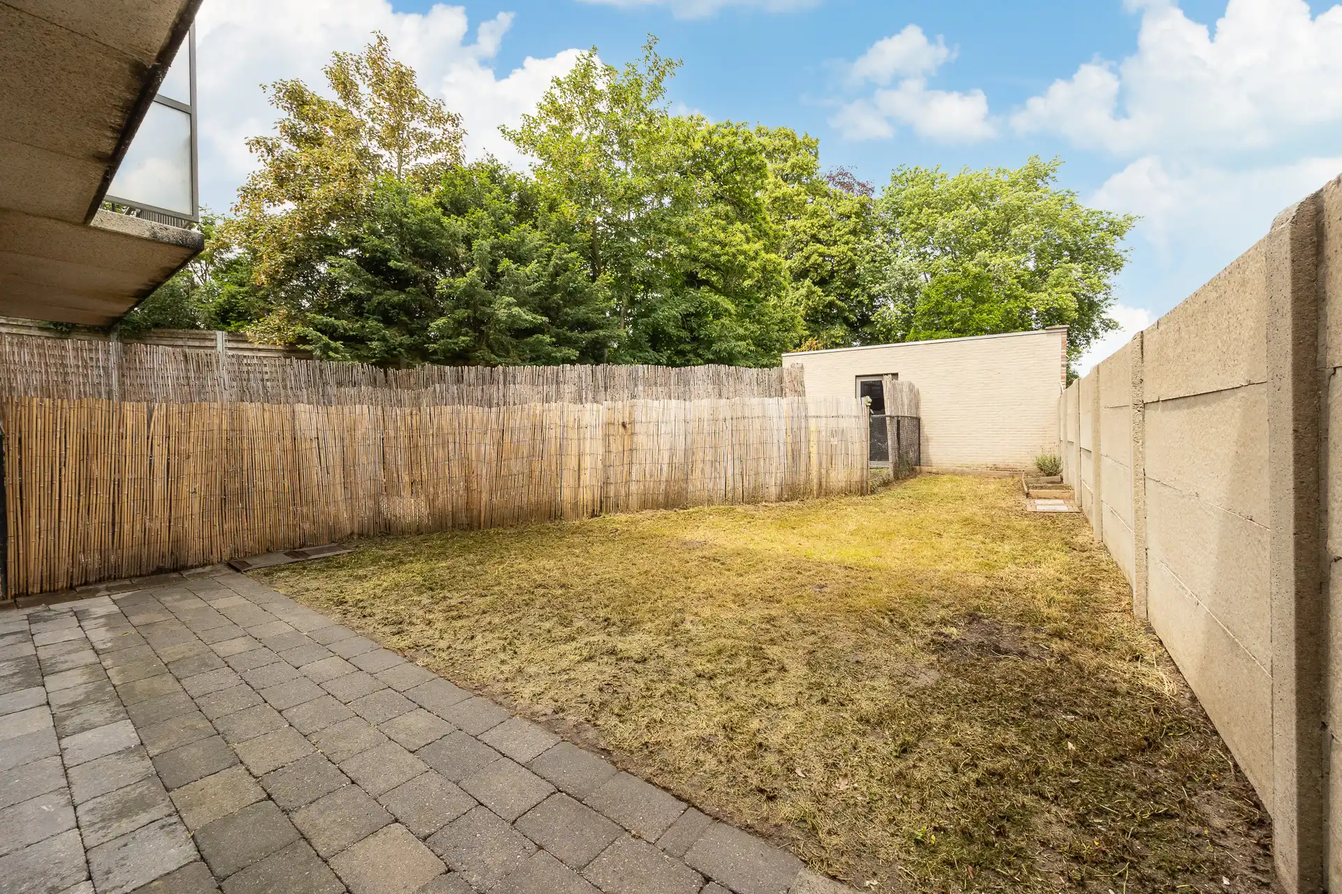 Kwalitatief gelijkvloers appartement (2012) met tuin foto 2