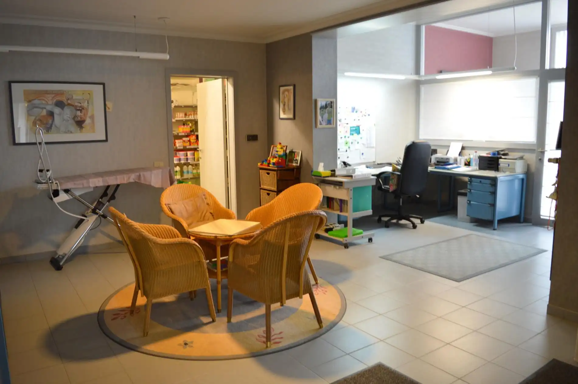 Ruim commercieel pand voor winkel, kantoor,... met parkeergelegenheid voor de deur foto 10