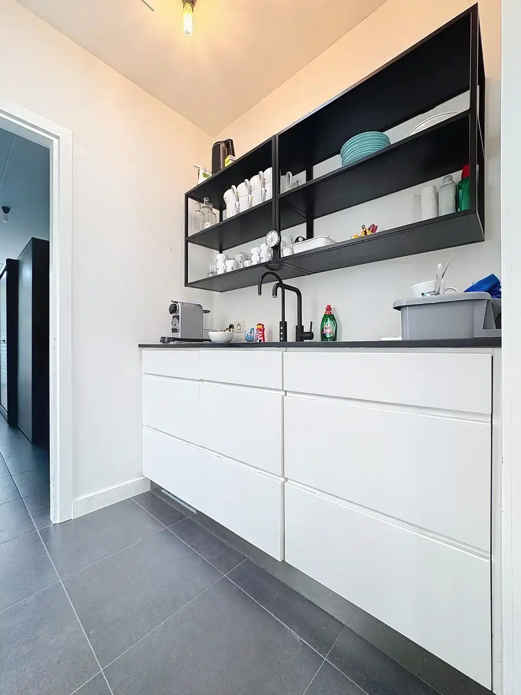 TOPLOCATIE: Lichtrijk en instapklare KANTOORGEBOUW (13 werkplaatsen) met ruime (198 P) parkeergelegenheid voor de deur! Vlakbij het station van Brugge. foto 8