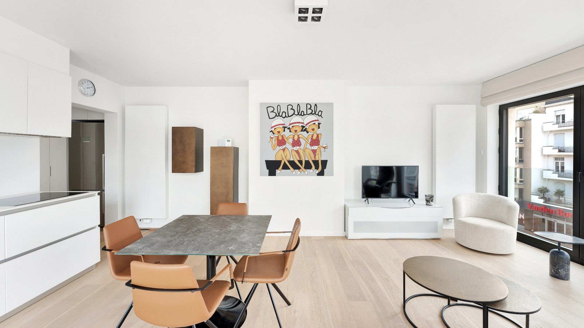 Mooi gerenoveerd, zuidwest georiënteerd HOEKappartement centraal gelegen op de Lippenslaan te Knokke. foto 8