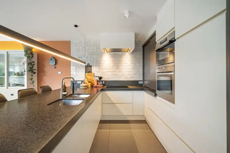 Hooglede – Verrassend ruime tussenwoning met villa-allures op 1.218 m² foto 8