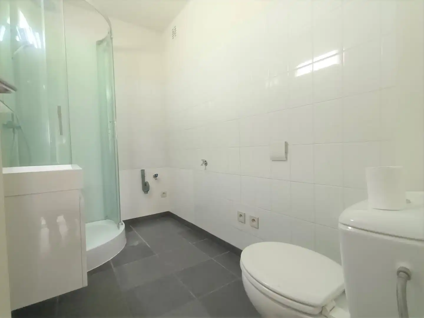 Ruim appartement rustig gelegen in Kuringen. Dichtbij winkels, scholen, autosnelwegen en openbaar vervoer. foto 7