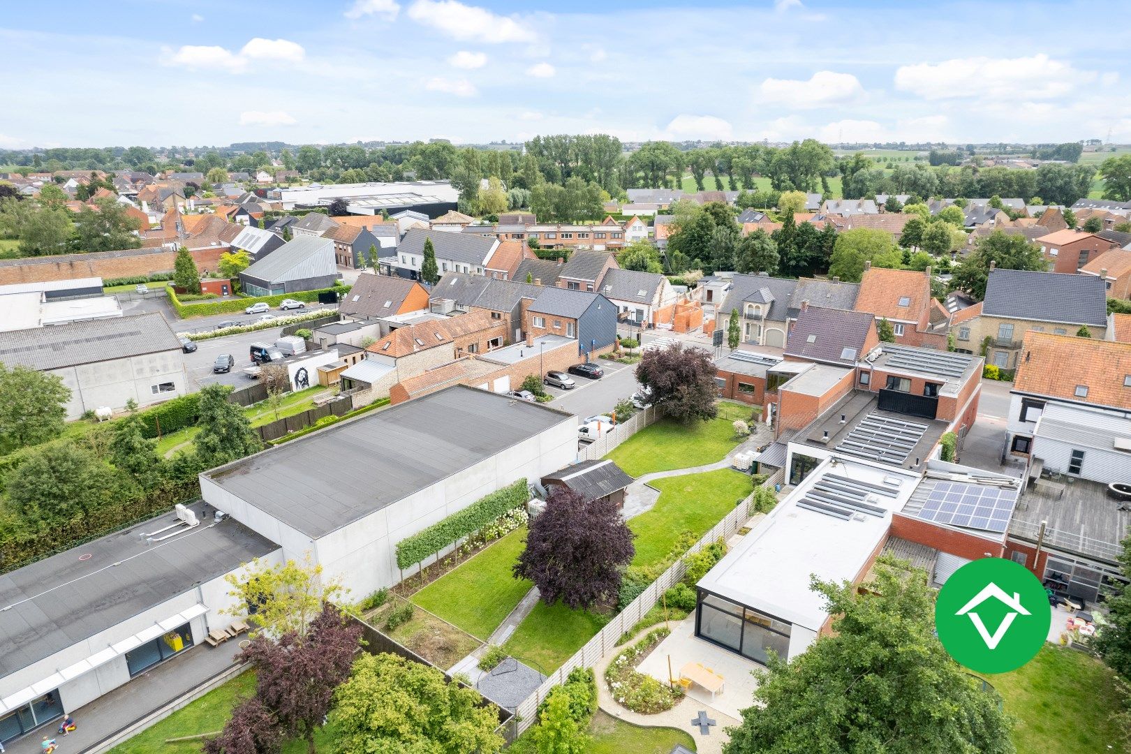 Halfopen woning te koop met dubbele garage in het centrum van Zarren foto 26