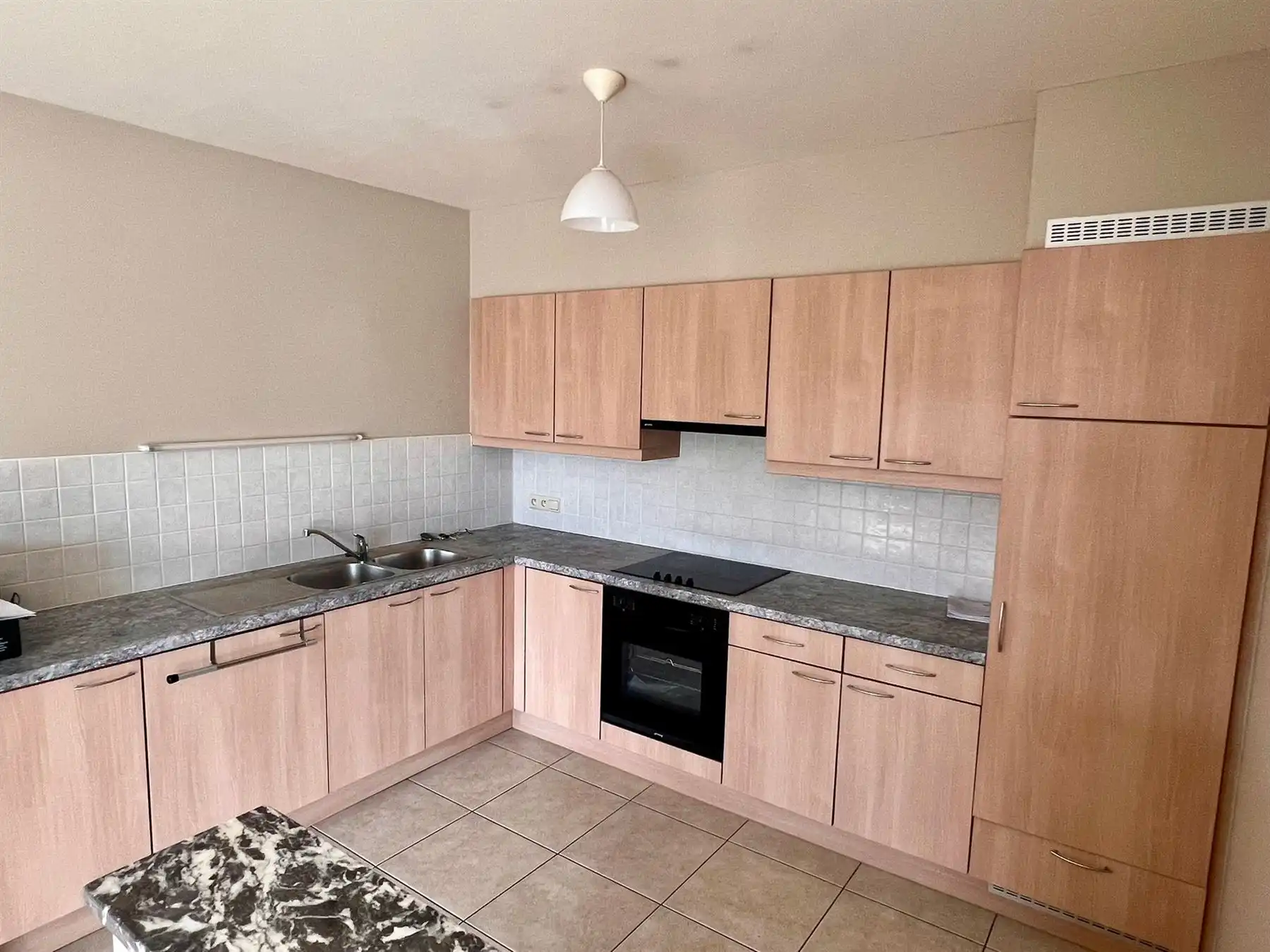 Zeer ruim appartement met 2 slaapkamers, garage en parking foto 3