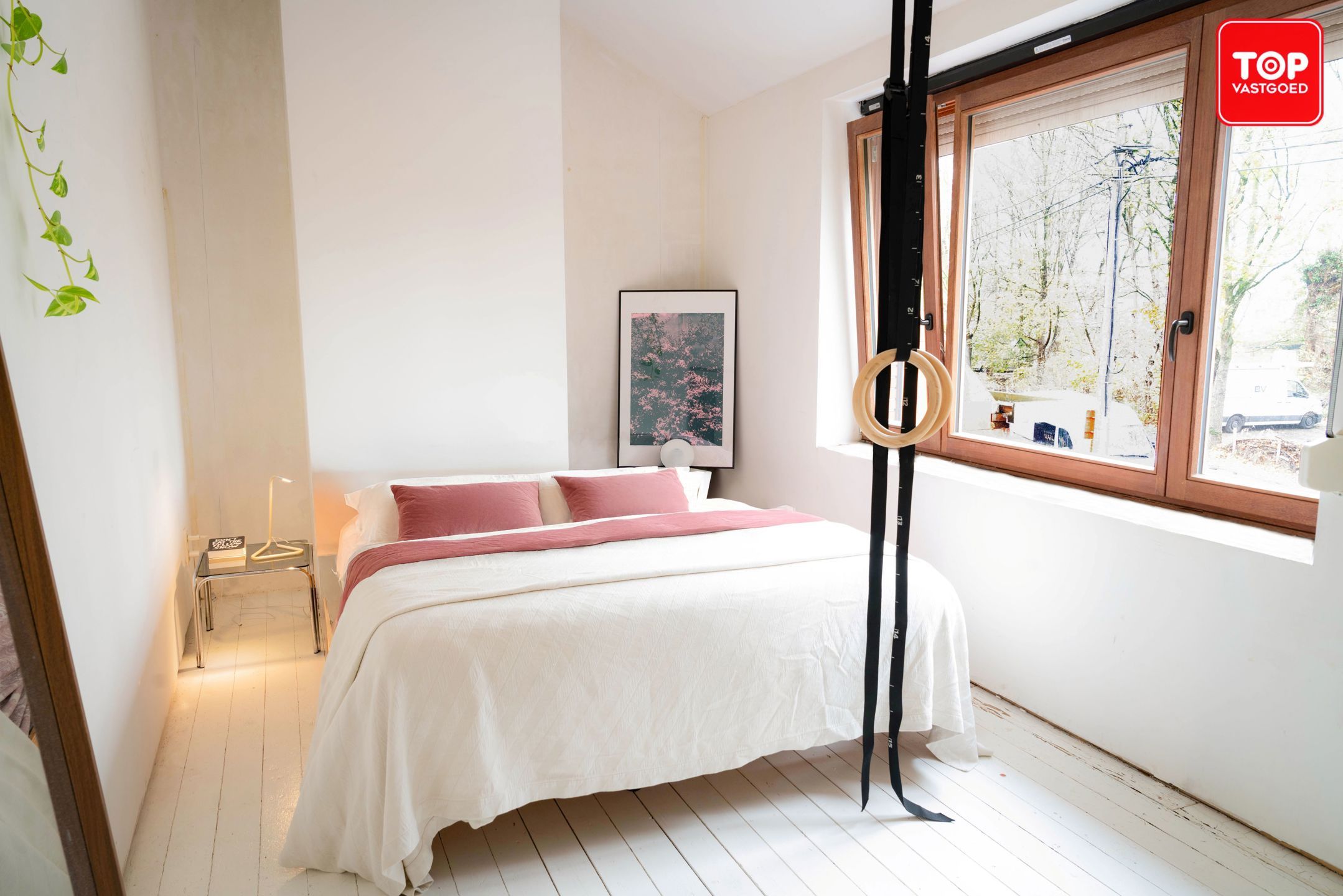 Woning met mooie tuin en ingang via de achtergelegen garage.  foto 13