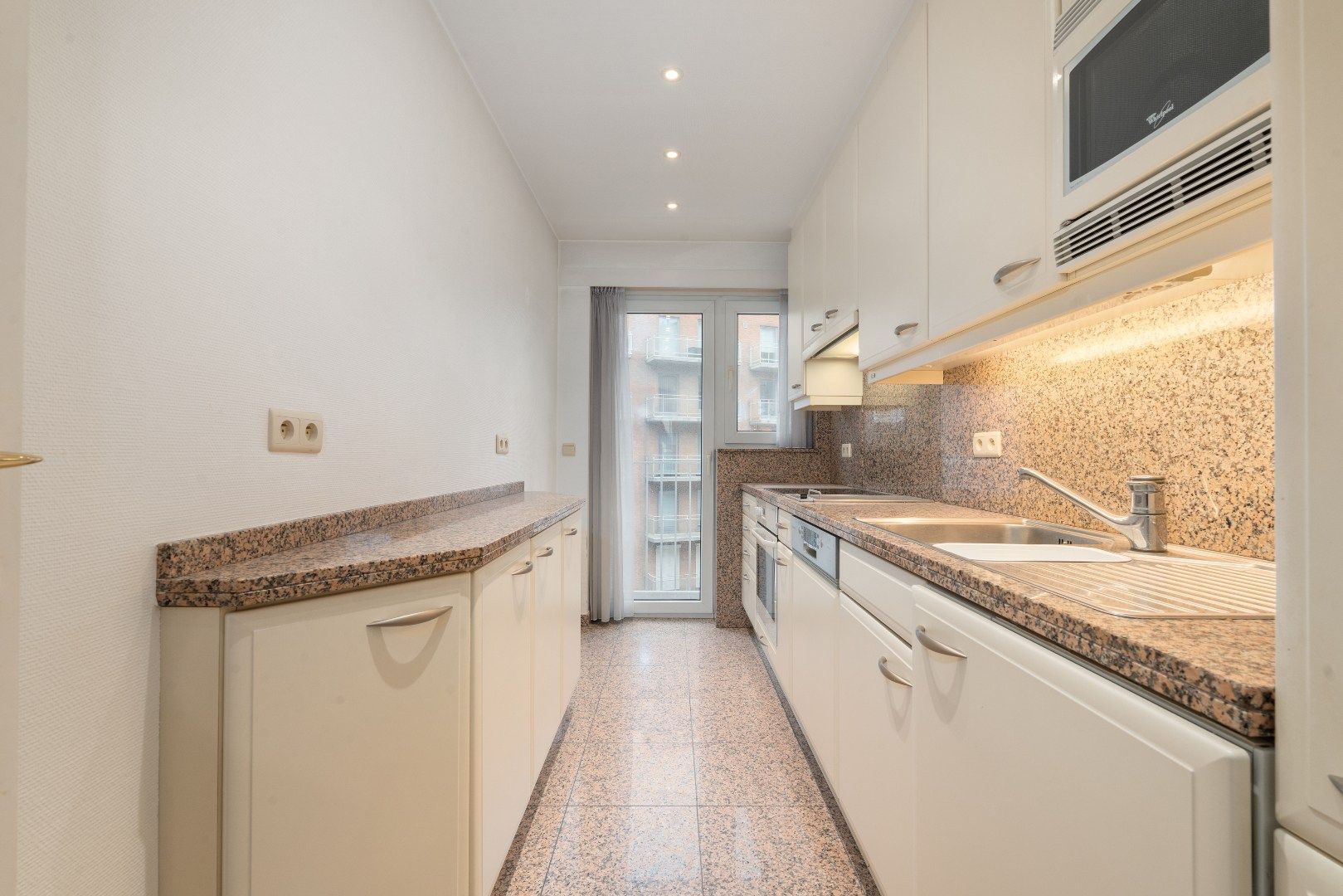 Ruim en lichtrijk appartement met 3 slaapkamers en zijdelings zeezicht vlakbij het Casino. foto 7