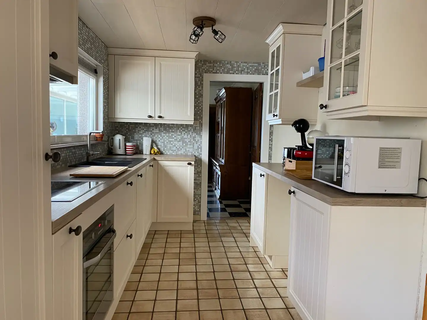 Halfopen woning met grote tuin en garage op ideale ligging foto 4