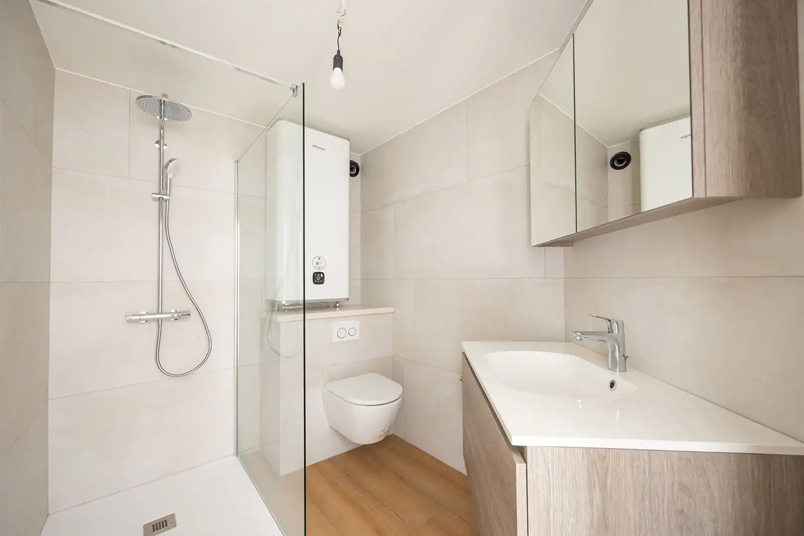Gloednieuw gerenoveerd 2-slaapkamerappartement met groot terras foto 12