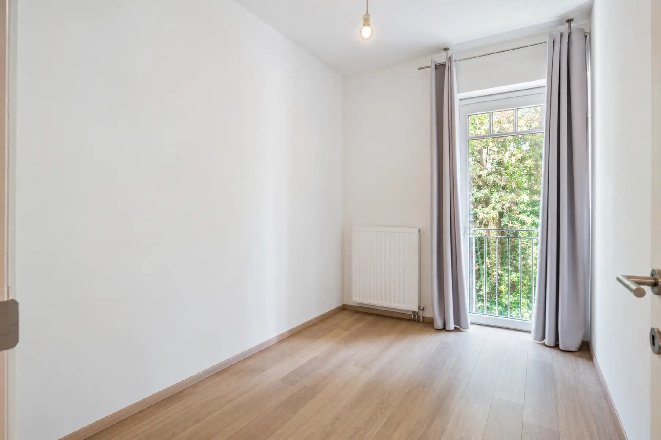 Recent twee-slaapkamer appartement met terras en garage foto 14
