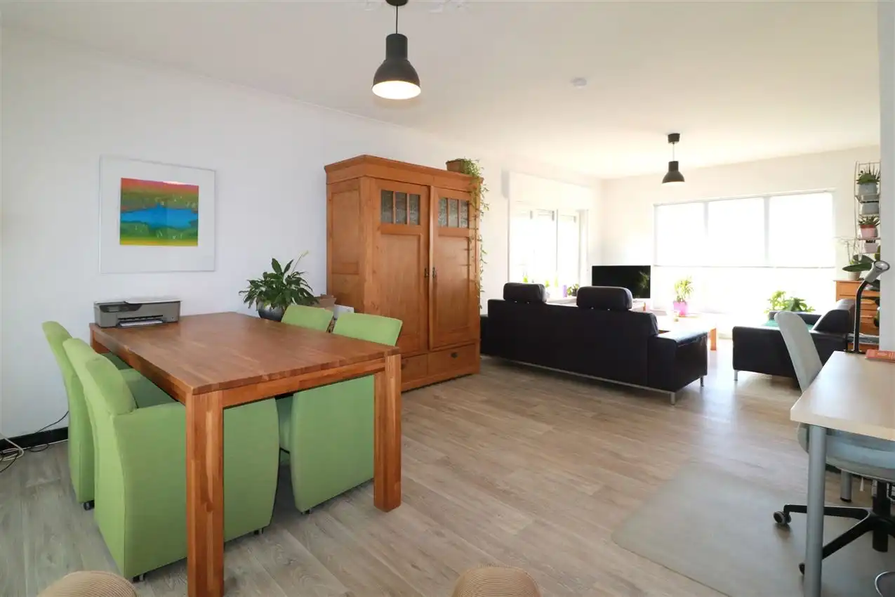 Gusting gelegen woning met 2 slpk, garage en tuin foto 3