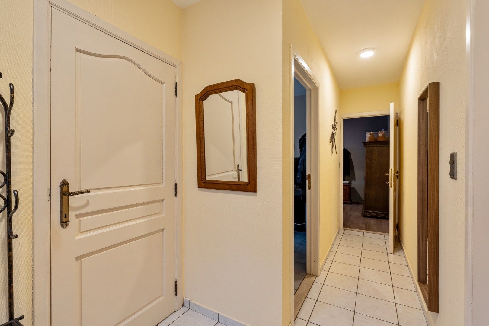 Vrijstaande gezinswoning, gebouwd in 1993 op een perceel van 5a74ca, gunstige ligging vlakbij het centrum. foto 4