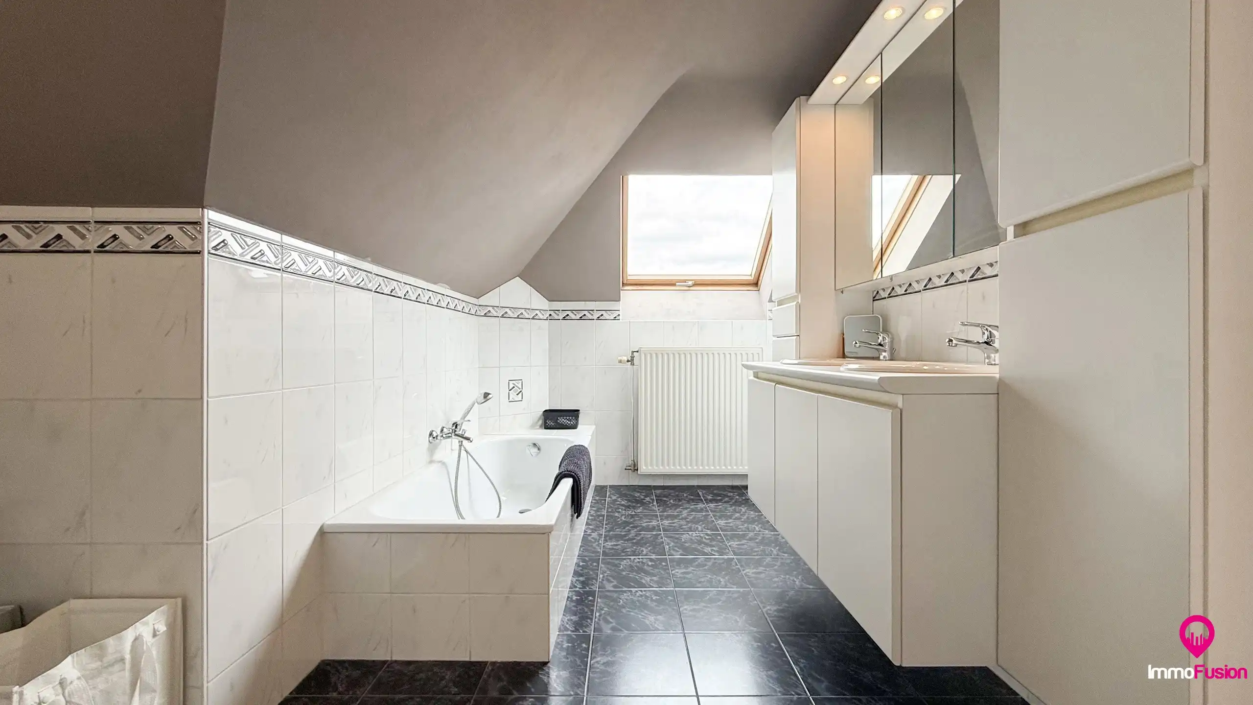 Ruim appartement met 4 slaapkamers en parking in Tuilt! foto 33