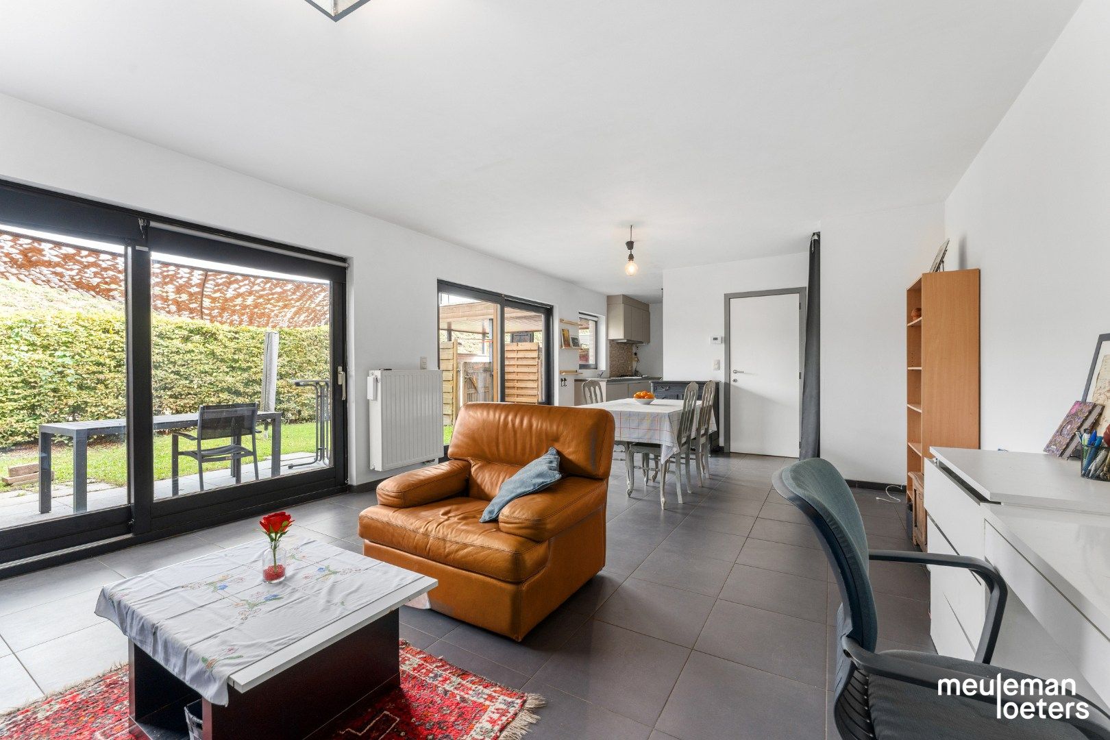 Eigentijdse halfopen woning met carport en tuin foto 5