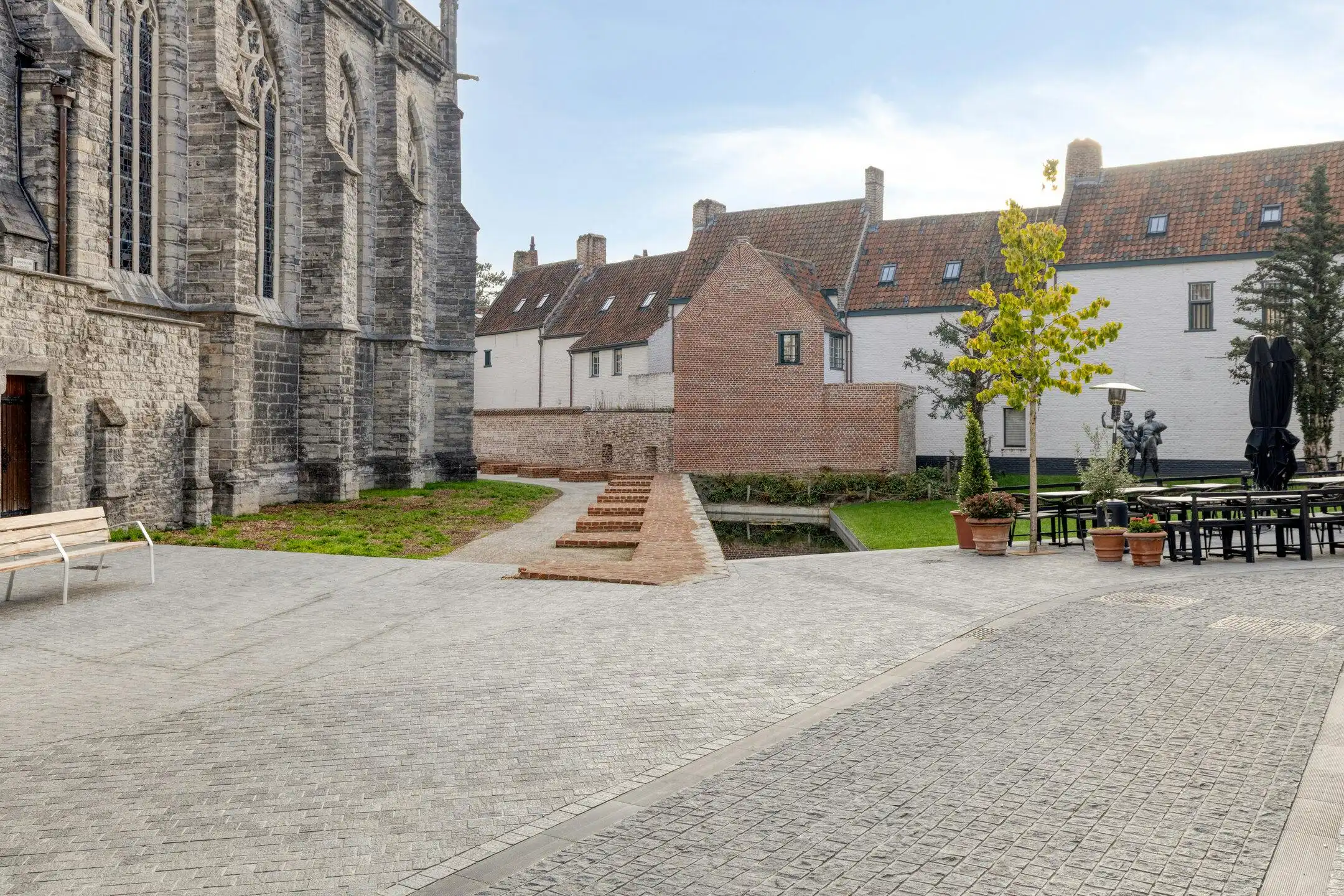 Te renoveren appartement te koop in hartje Kortrijk! foto 8