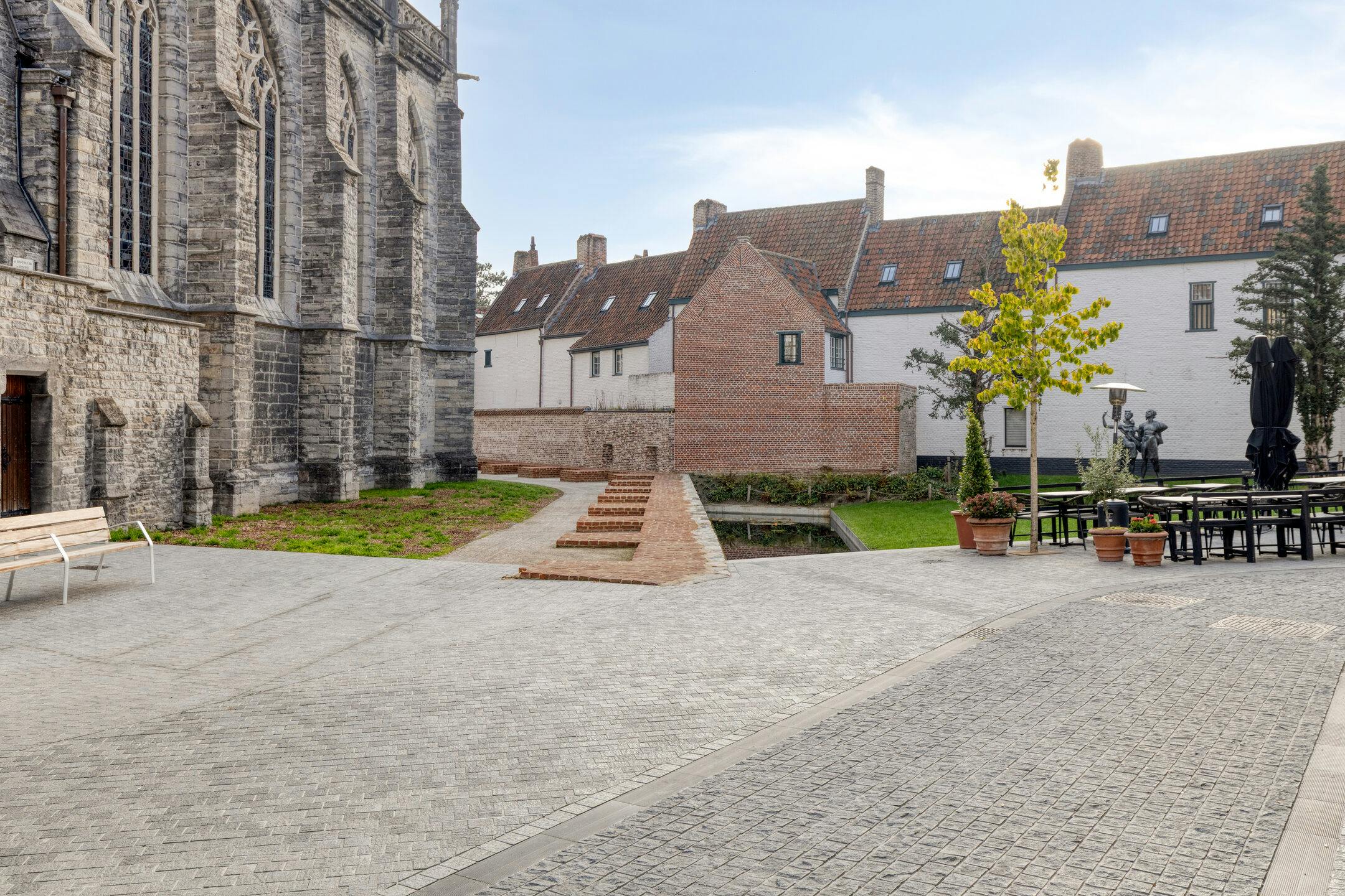 Te renoveren appartement te koop in hartje Kortrijk! foto 8