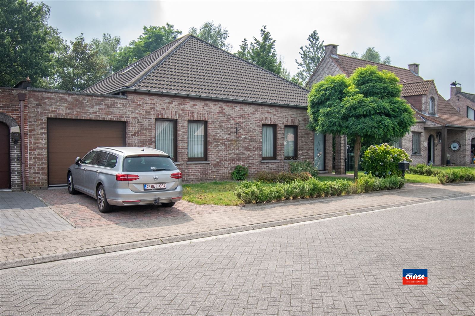 Charmante laagbouwvilla met twee slaapkamers, grote zolder, garage, oprit en mooie tuin op toplocatie ! foto 21