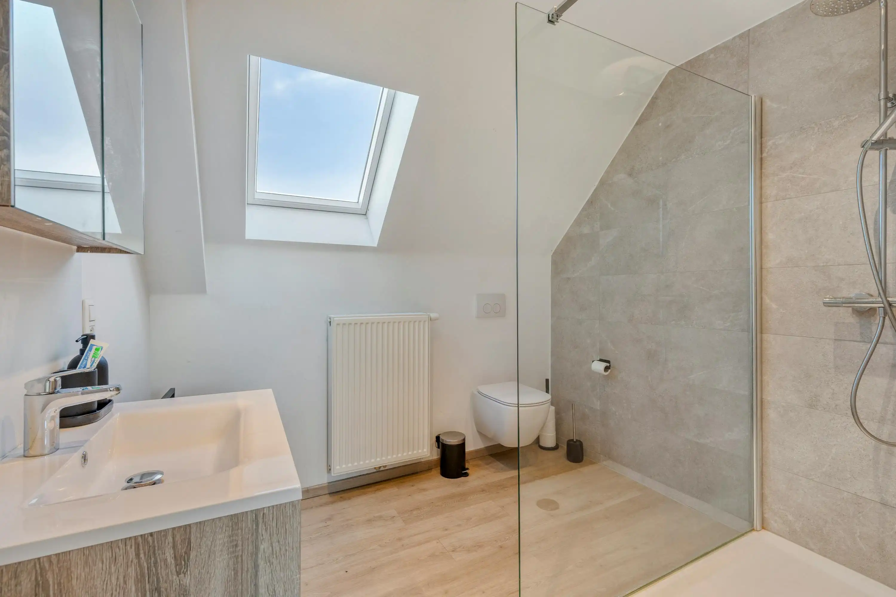 Volledig gerenoveerde woning met garage te koop in Wevelgem!  foto 23