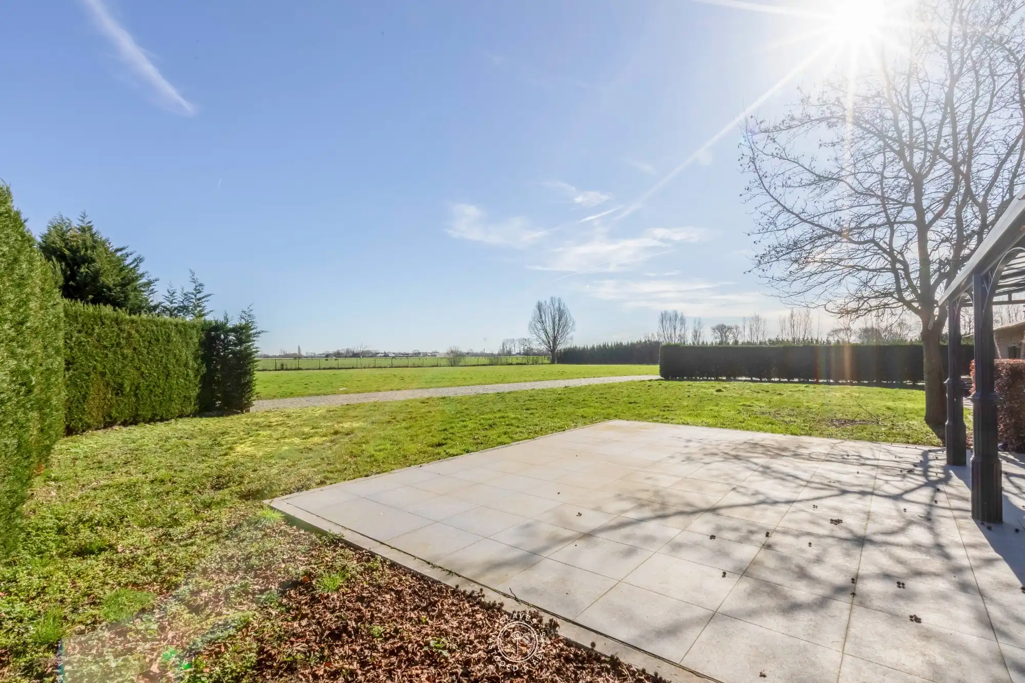 Open bebouwing met loods op uitzonderlijk perceel van +10.000 m² met adembenemend uitzicht foto {{pictureIndex}}