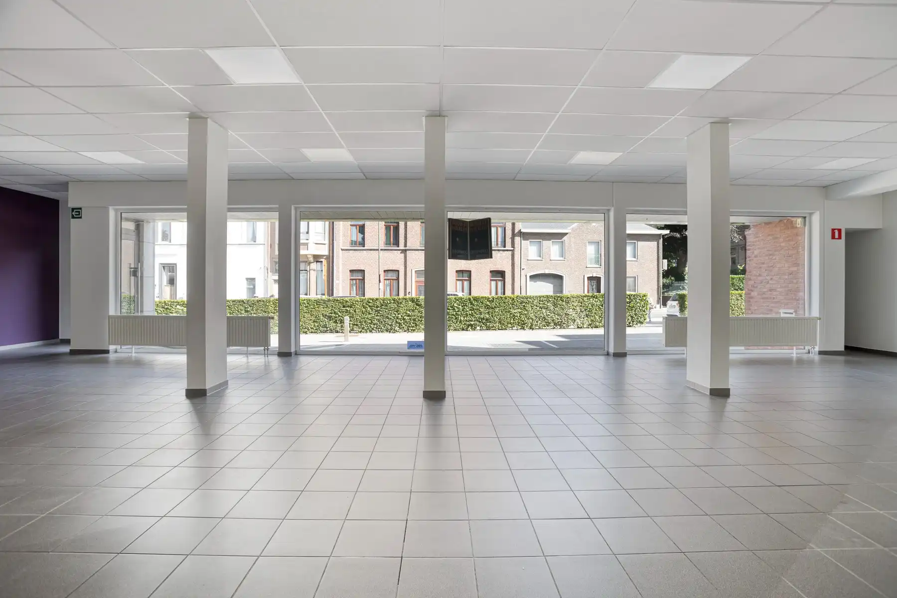 Ruime kantoor- of winkelruimte met opslagmogelijkheden foto 4