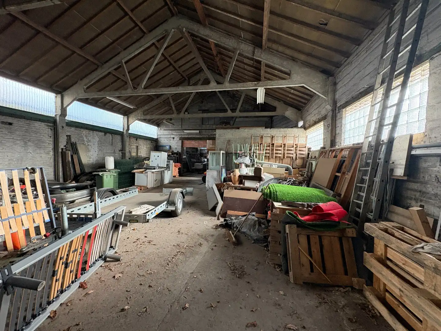 Woning met loodsen op +-2000 m² te Aalbeke. foto 8