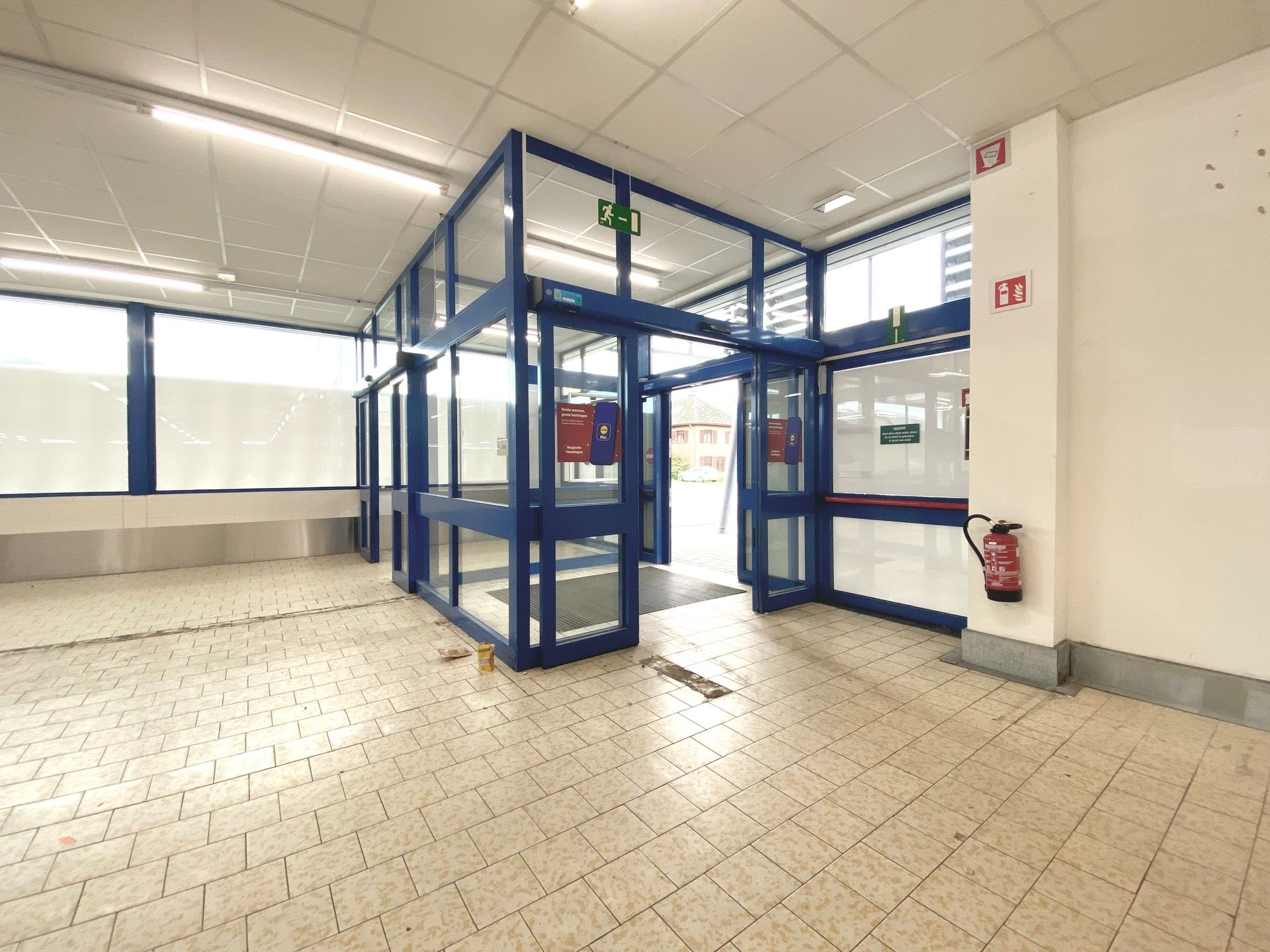 BAANWINKEL / COMMERCIEEL GEBOUW MET PARKING foto 7