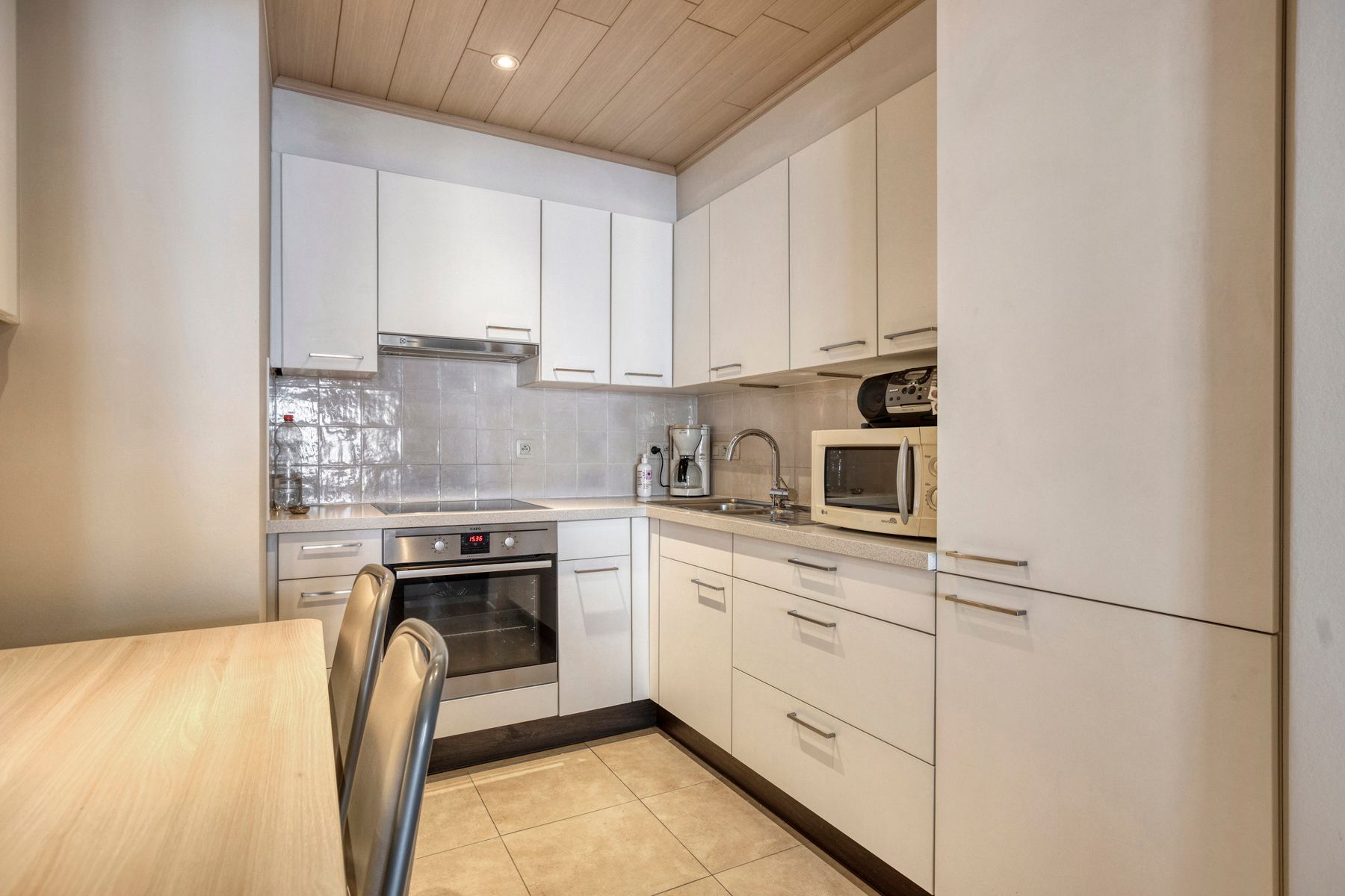 Instapklaar appartement met grote garage !! foto 8