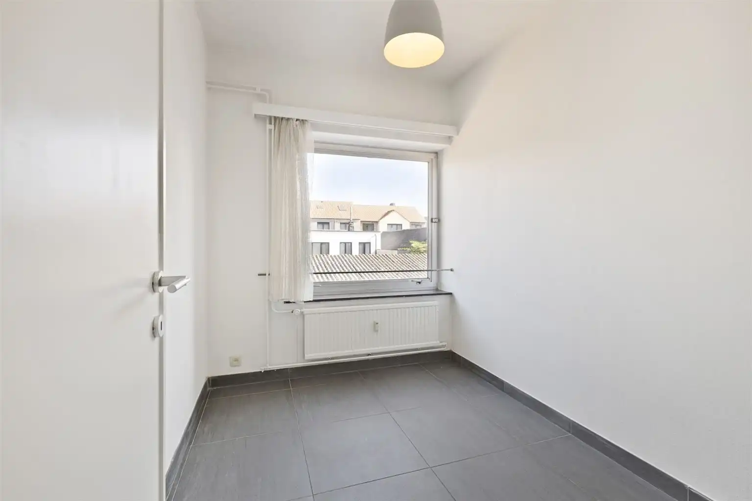 Instapklaar, gerenoveerd appartement met 3 slaapkamers, 2 terrassen en ruime garagebox gelegen op een toplocatie in het centrum van Maaseik, nabij de markt & met zicht op het Kerkplein. foto 13