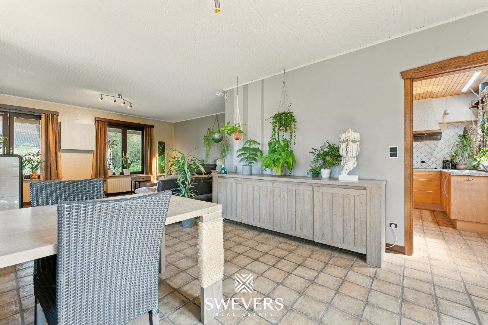 Ruime gezinswoning met zonnepanelen, kelder en zonnige tuin op topligging foto 7