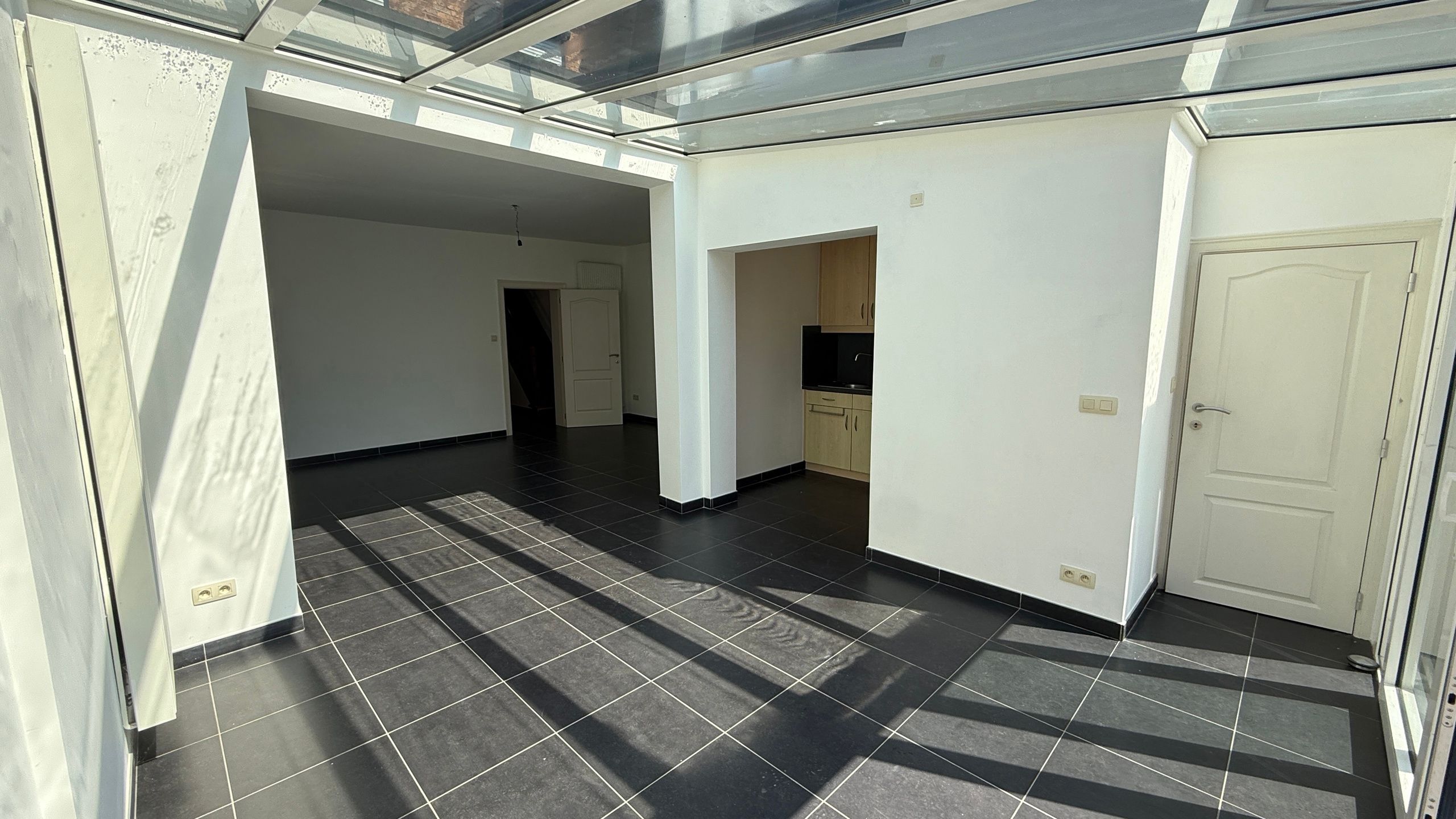 Gedeeltelijk gerenoveerde rijwoning op toplocatie foto 5