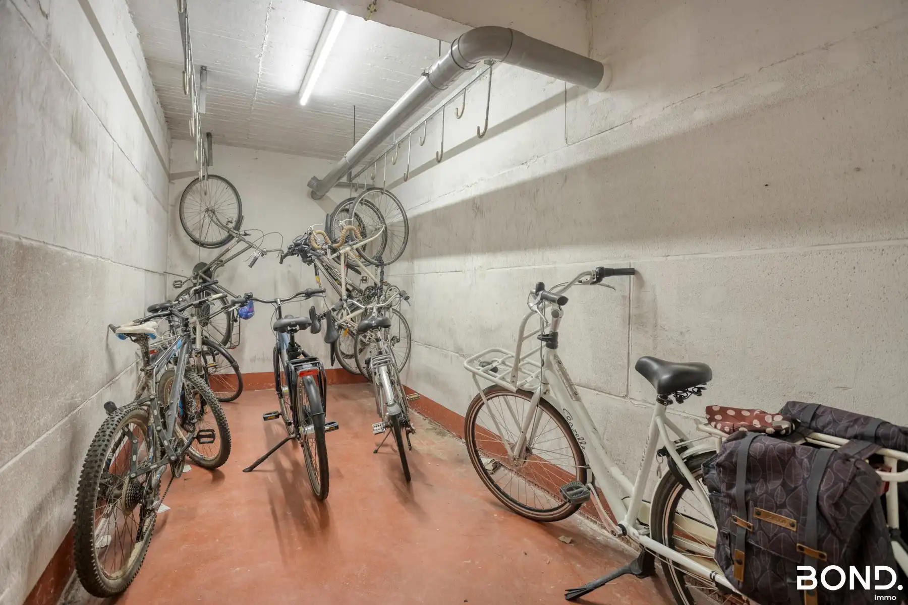 Instapklaar 2-slaapkamerappartement met terras, en parking foto 17