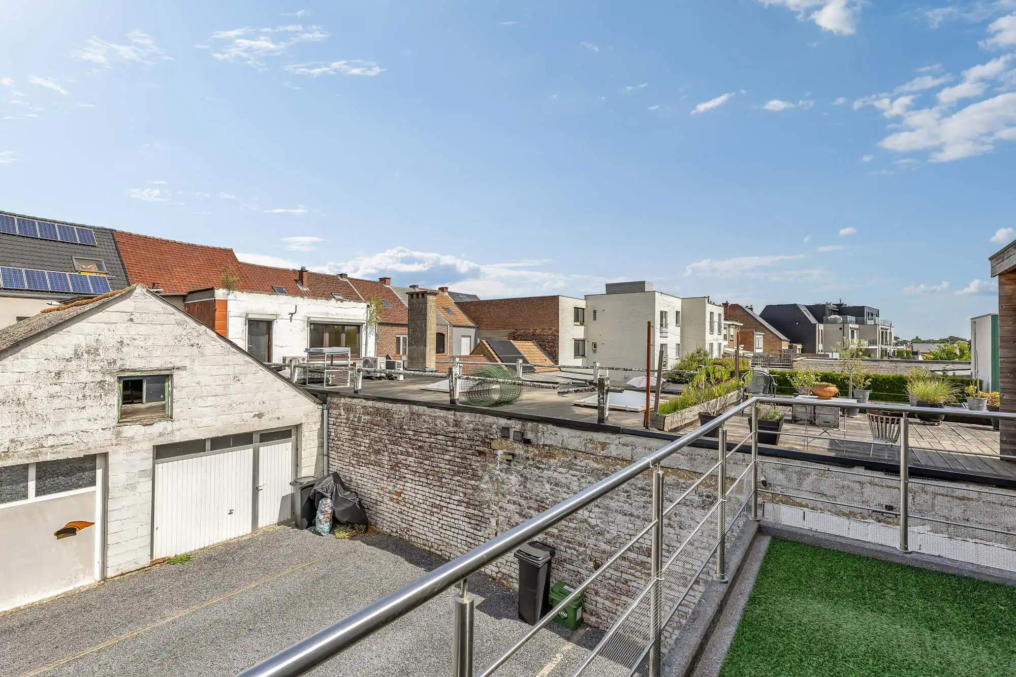 Ruim, instapklaar appartement met terras en autostaanplaats foto 17