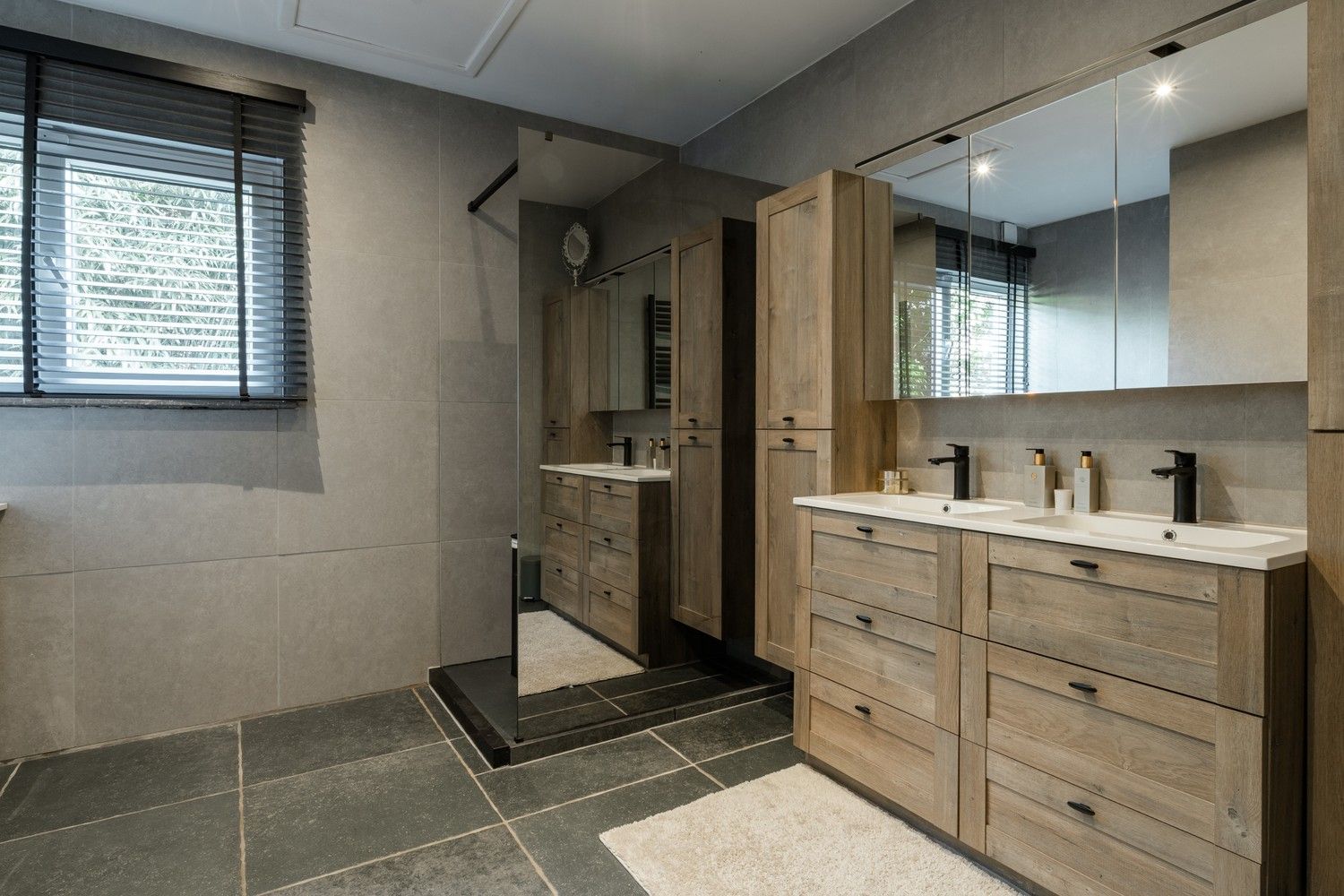 Gezellige, gerenoveerde gezinswoning met 3 slaapkamers op 903 m², vlak bij de Nederlandse grens! foto 15